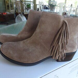 Vince Camuto women's size 9.5M, tan suede leather ankle boot side zips & fringe